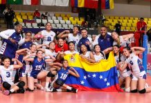 隆Victoria hist贸rica para el voleibol femenino! 馃彁 | Vinotinto Sub-17 campeonas invictas del Sudamericano El equipo femenino de voleibol de Venezuela posa con su bandera, sonriendo y mostrando orgullo por su pa铆s.